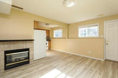 8-720 Heritage Boulevard West, Lethbridge, AB - Indoor Photo Showing Living Room With Fireplace