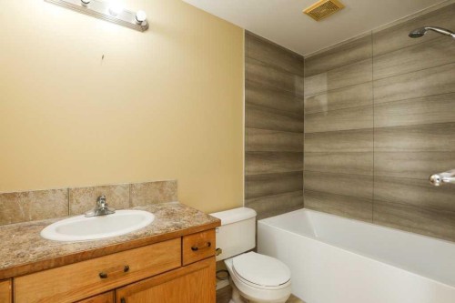 8-720 Heritage Boulevard West, Lethbridge, AB - Indoor Photo Showing Bathroom