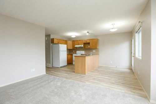 8-720 Heritage Boulevard West, Lethbridge, AB - Indoor Photo Showing Kitchen