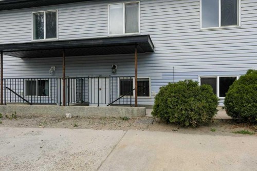 8-720 Heritage Boulevard West, Lethbridge, AB - Outdoor With Exterior