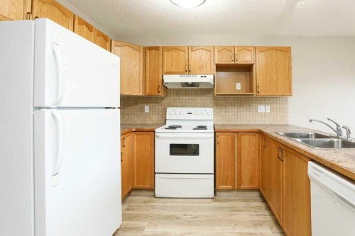 8-720 Heritage Boulevard West, Lethbridge, AB - Indoor Photo Showing Kitchen With Double Sink