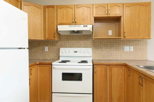 8-720 Heritage Boulevard West, Lethbridge, AB - Indoor Photo Showing Kitchen