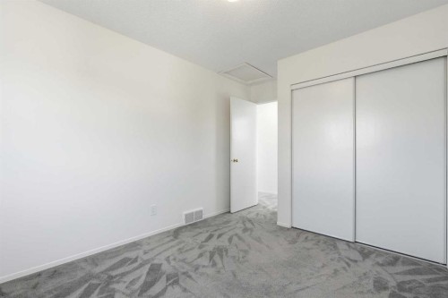 142 Elizabeth Way Se, Airdrie, AB - Indoor Photo Showing Other Room