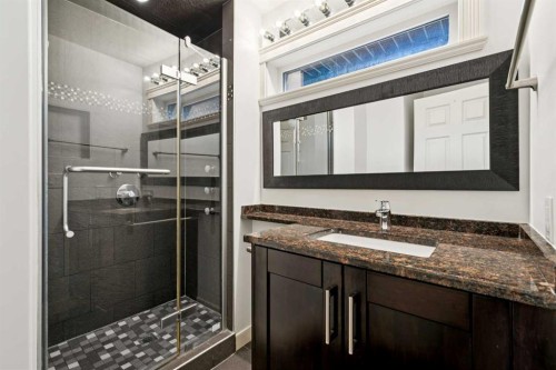 2136 26 Avenue Sw, Calgary, AB - Indoor Photo Showing Bathroom