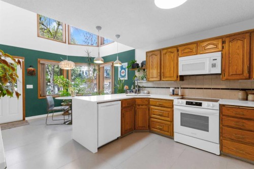 25 Deerfield Manor Se, Calgary, AB - Indoor Photo Showing Kitchen