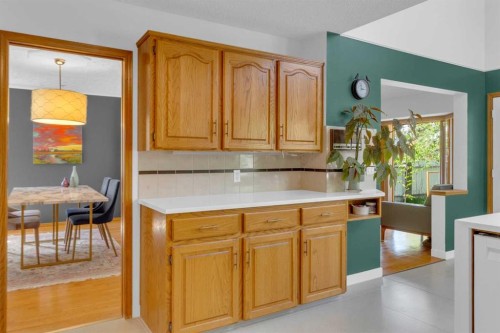 25 Deerfield Manor Se, Calgary, AB - Indoor Photo Showing Kitchen
