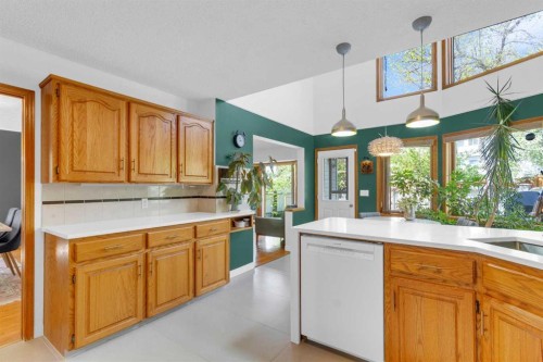 25 Deerfield Manor Se, Calgary, AB - Indoor Photo Showing Kitchen