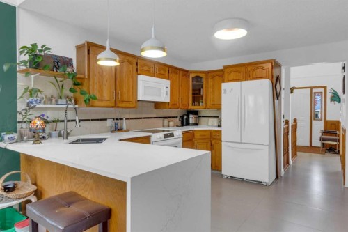 25 Deerfield Manor Se, Calgary, AB - Indoor Photo Showing Kitchen