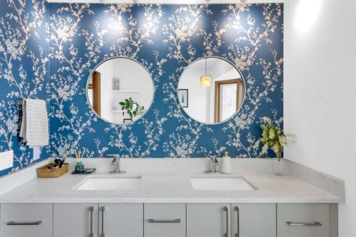 25 Deerfield Manor Se, Calgary, AB - Indoor Photo Showing Bathroom