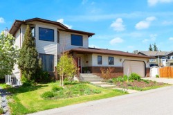 25 Deerfield Manor SE Calgary, AB T2J 6Z5