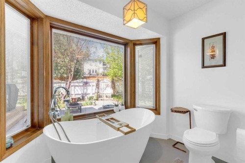 25 Deerfield Manor Se, Calgary, AB - Indoor Photo Showing Bathroom