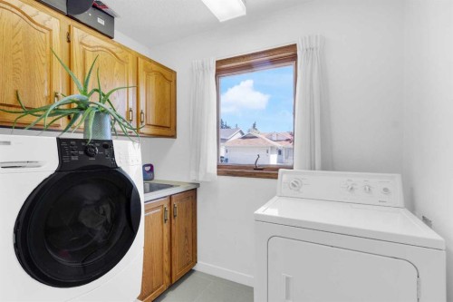 25 Deerfield Manor Se, Calgary, AB - Indoor Photo Showing Laundry Room