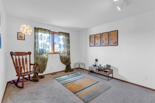 25 Deerfield Manor Se, Calgary, AB - Indoor Photo Showing Other Room