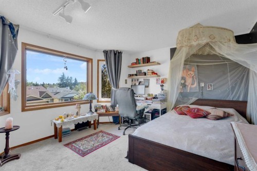 25 Deerfield Manor Se, Calgary, AB - Indoor Photo Showing Bedroom