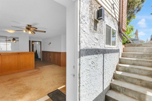 25 Deerfield Manor Se, Calgary, AB - Indoor Photo Showing Other Room