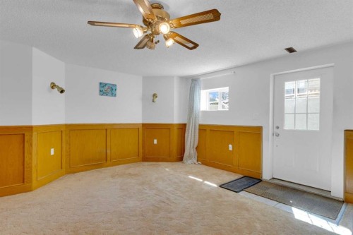 25 Deerfield Manor Se, Calgary, AB - Indoor Photo Showing Other Room