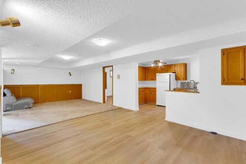 25 Deerfield Manor Se, Calgary, AB - Indoor Photo Showing Kitchen
