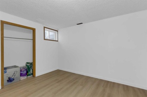 25 Deerfield Manor Se, Calgary, AB - Indoor Photo Showing Other Room