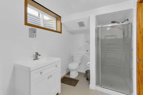 25 Deerfield Manor Se, Calgary, AB - Indoor Photo Showing Bathroom