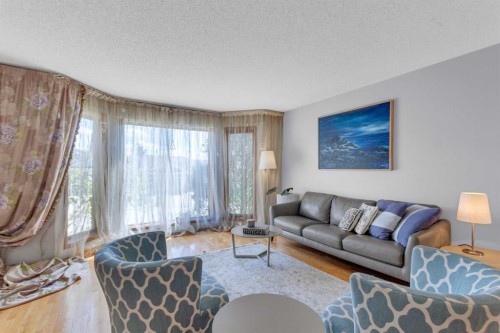 25 Deerfield Manor Se, Calgary, AB - Indoor Photo Showing Living Room