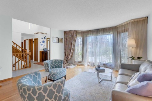 25 Deerfield Manor Se, Calgary, AB - Indoor Photo Showing Living Room