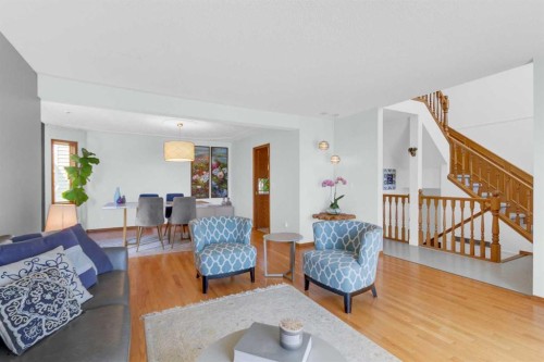 25 Deerfield Manor Se, Calgary, AB - Indoor Photo Showing Living Room