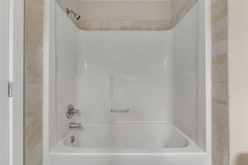 9 Cimarron Vista Gardens, Okotoks, AB - Indoor Photo Showing Bathroom
