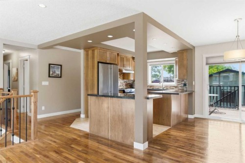 351 Queen Charlotte Road Se, Calgary, AB - Indoor Photo Showing Kitchen