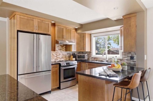 351 Queen Charlotte Road Se, Calgary, AB - Indoor Photo Showing Kitchen
