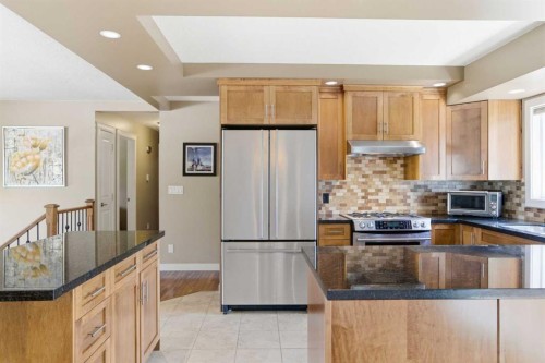 351 Queen Charlotte Road Se, Calgary, AB - Indoor Photo Showing Kitchen With Upgraded Kitchen