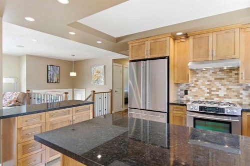 351 Queen Charlotte Road Se, Calgary, AB - Indoor Photo Showing Kitchen