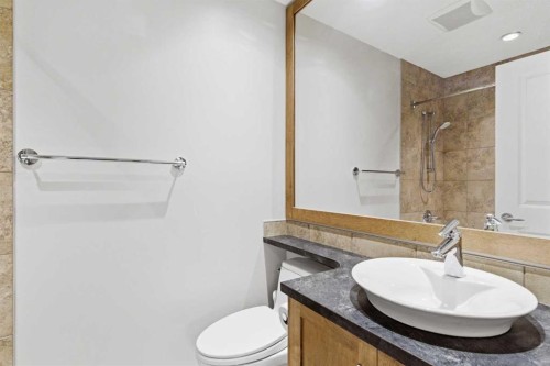 351 Queen Charlotte Road Se, Calgary, AB - Indoor Photo Showing Bathroom