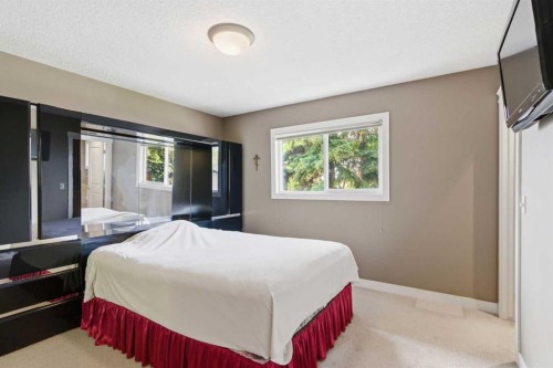 351 Queen Charlotte Road Se, Calgary, AB - Indoor Photo Showing Bedroom