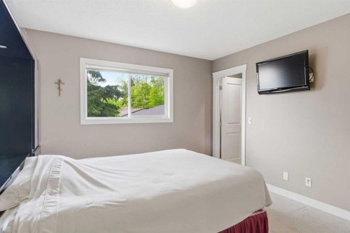 351 Queen Charlotte Road Se, Calgary, AB - Indoor Photo Showing Bedroom