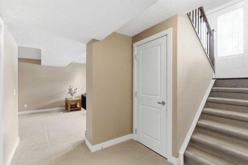 351 Queen Charlotte Road Se, Calgary, AB - Indoor Photo Showing Other Room
