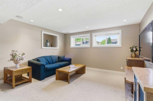 351 Queen Charlotte Road Se, Calgary, AB - Indoor