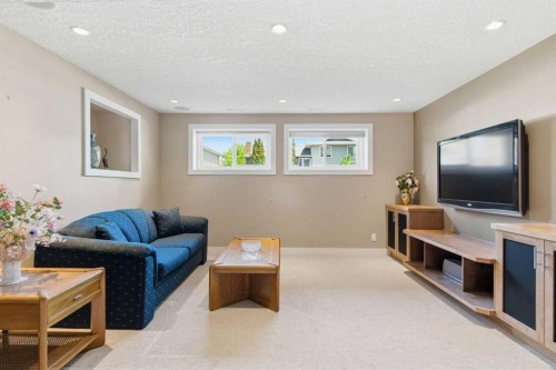 351 Queen Charlotte Road Se, Calgary, AB - Indoor Photo Showing Living Room