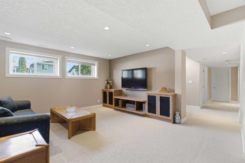 351 Queen Charlotte Road Se, Calgary, AB - Indoor Photo Showing Other Room