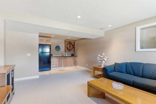 351 Queen Charlotte Road Se, Calgary, AB - Indoor Photo Showing Living Room