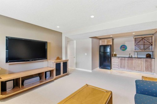 351 Queen Charlotte Road Se, Calgary, AB - Indoor
