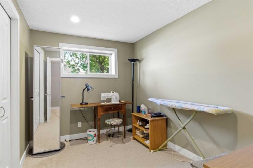 351 Queen Charlotte Road Se, Calgary, AB - Indoor Photo Showing Other Room