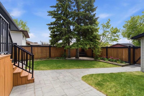 351 Queen Charlotte Road Se, Calgary, AB - Outdoor With Backyard