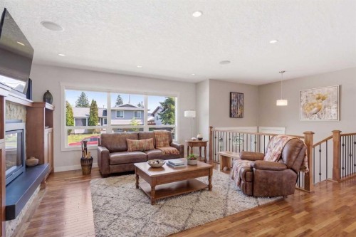 351 Queen Charlotte Road Se, Calgary, AB - Indoor Photo Showing Living Room