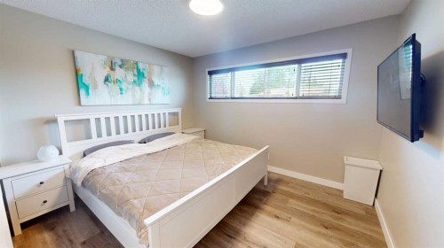 117 Midcrest Crescent Se, Calgary, AB - Indoor Photo Showing Bedroom