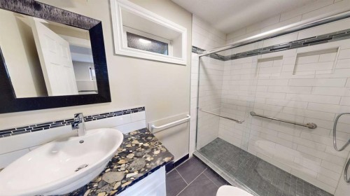 117 Midcrest Crescent Se, Calgary, AB - Indoor Photo Showing Bathroom