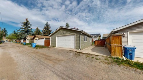 117 Midcrest Crescent Se, Calgary, AB - Outdoor With Exterior