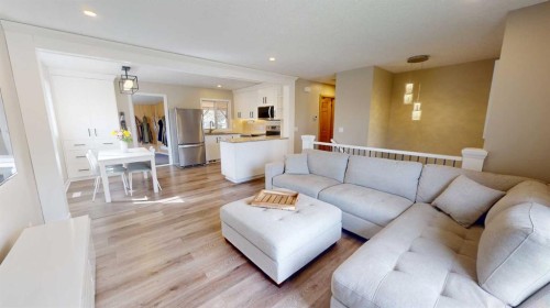 117 Midcrest Crescent Se, Calgary, AB - Indoor Photo Showing Living Room