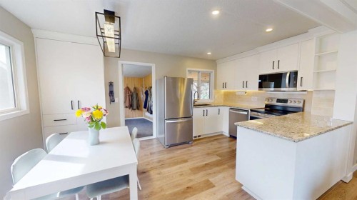 117 Midcrest Crescent Se, Calgary, AB - Indoor Photo Showing Kitchen With Stainless Steel Kitchen With Upgraded Kitchen