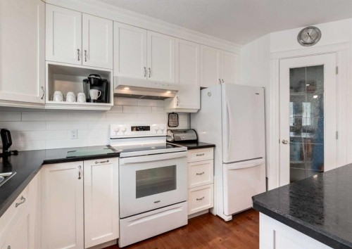 332 Pinemont Road Ne, Calgary, AB - Indoor Photo Showing Kitchen