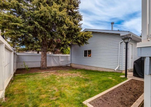 332 Pinemont Road Ne, Calgary, AB - Outdoor